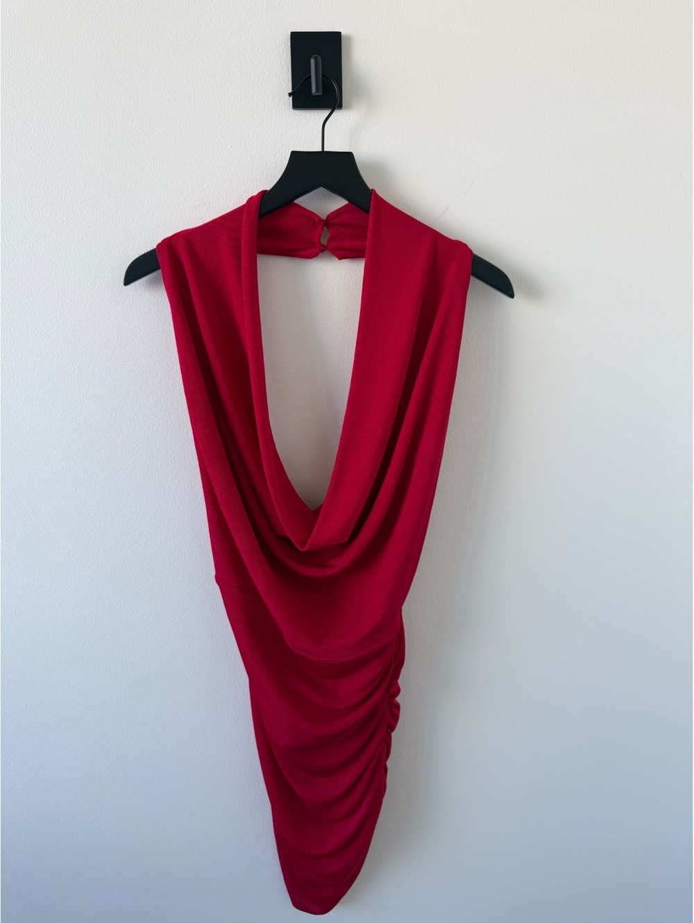 Elegant Red Sleeveless Draped Backless Evening Dress with Button Detail